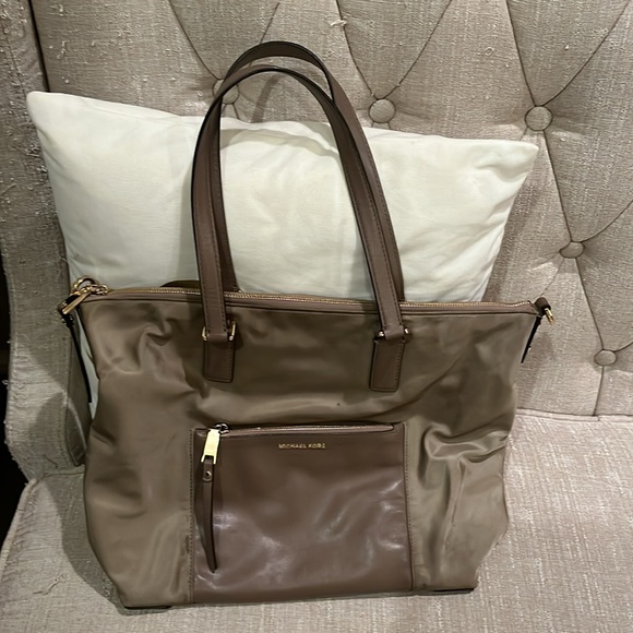 MICHAEL KORS bag large tan:khaki color so much room ! - Picture 2 of 12